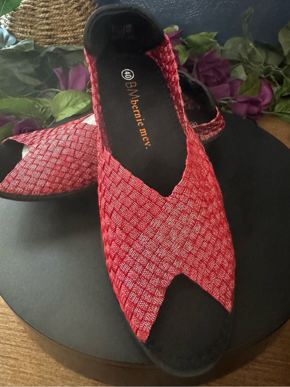 NIB bernie mev. “Dream” Red Shimmer Woven Flat Size EU 40 - US 9